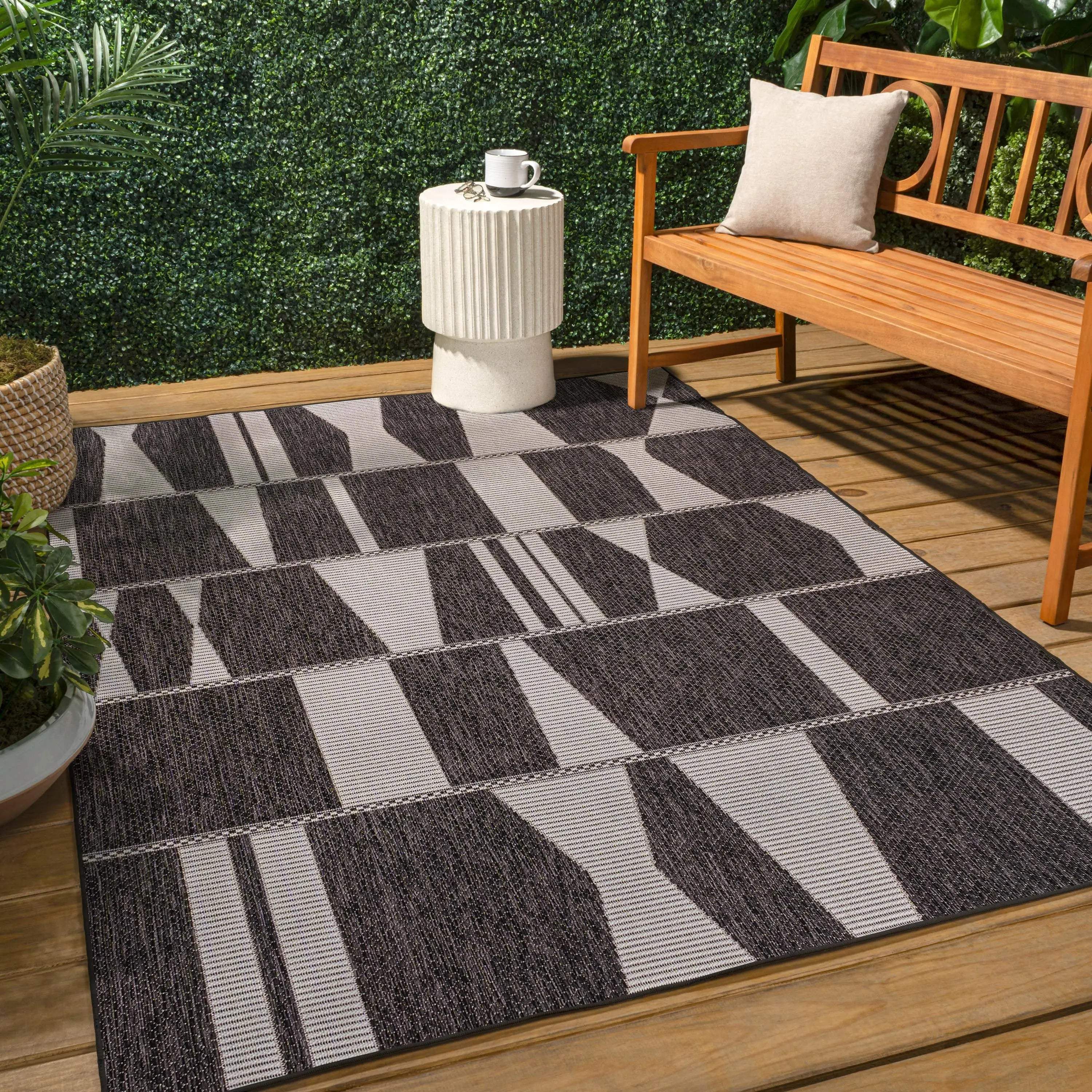 5' X 8' Black And Cream Geometric Indoor Outdoor Area Rug Homeroots Outdoor
