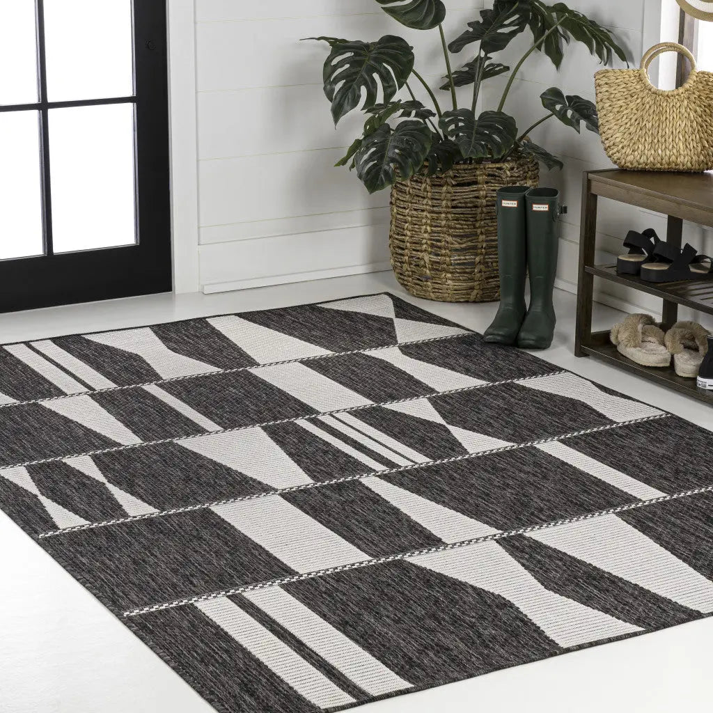 5' X 8' Black And Cream Geometric Indoor Outdoor Area Rug Homeroots Outdoor