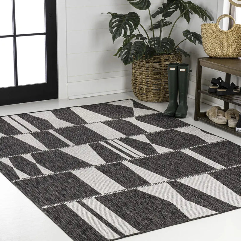 5' X 8' Black And Cream Geometric Indoor Outdoor Area Rug Homeroots Outdoor