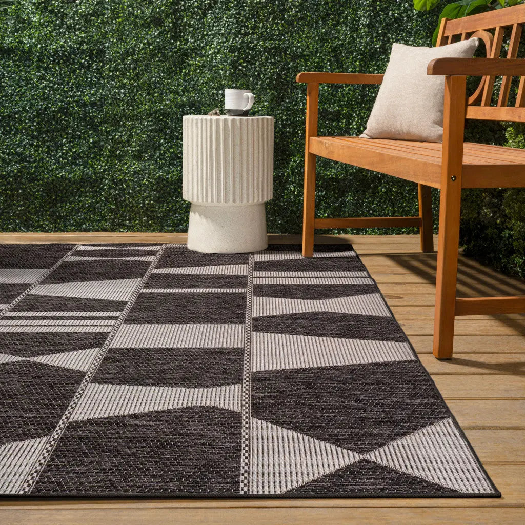 5' X 8' Black And Cream Geometric Indoor Outdoor Area Rug Homeroots Outdoor