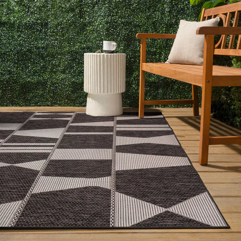 5' X 8' Black And Cream Geometric Indoor Outdoor Area Rug Homeroots Outdoor