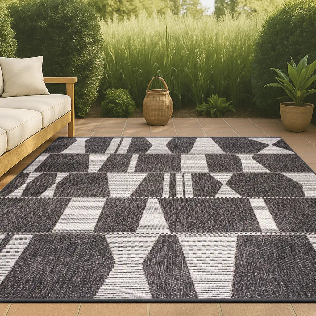 5' X 8' Black And Cream Geometric Indoor Outdoor Area Rug Homeroots Outdoor