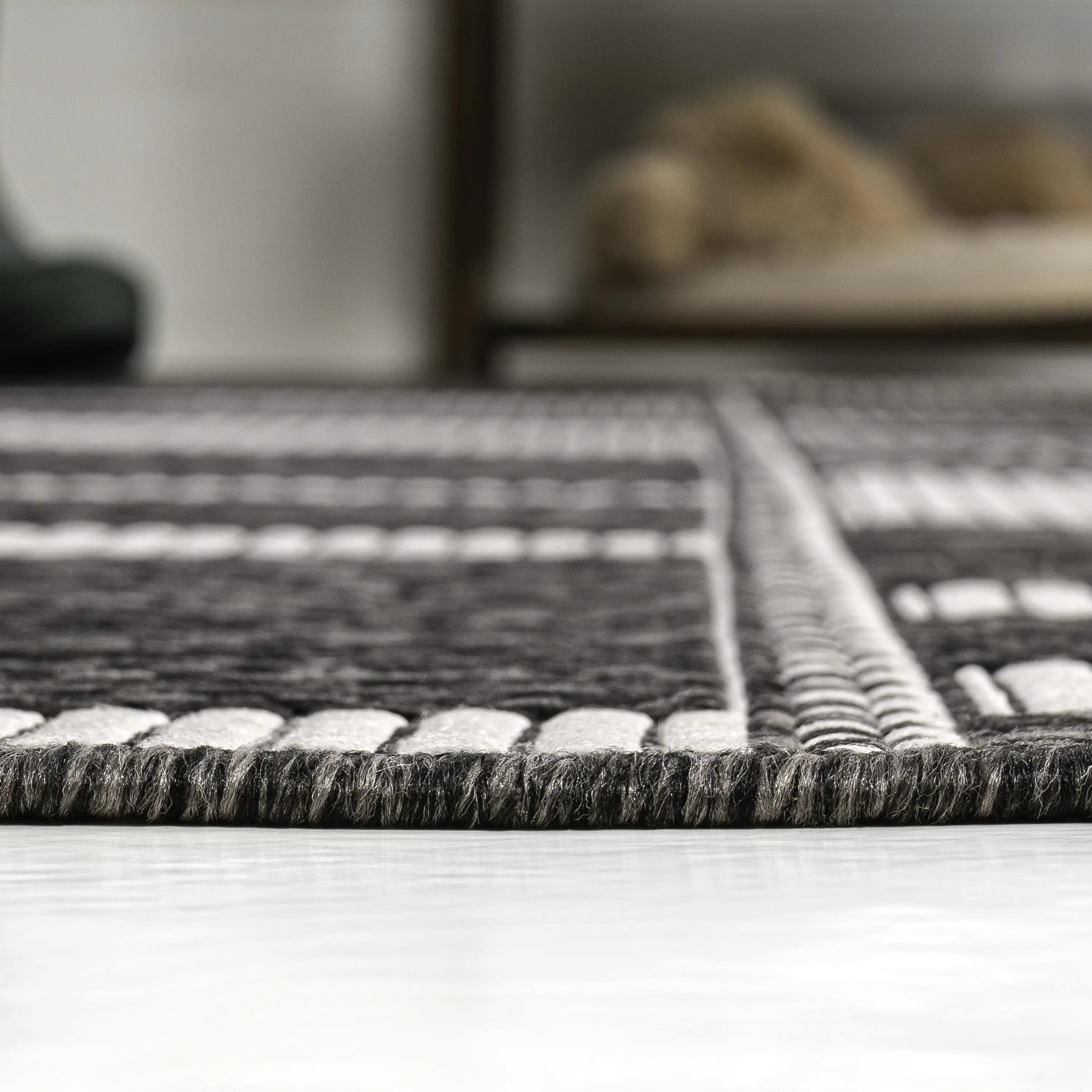 5' X 8' Black And Cream Geometric Indoor Outdoor Area Rug Homeroots Outdoor