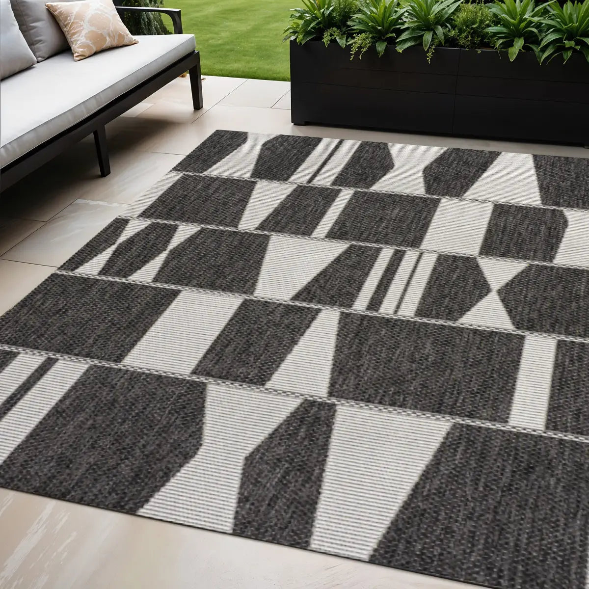 5' X 8' Black And Cream Geometric Indoor Outdoor Area Rug Homeroots Outdoor