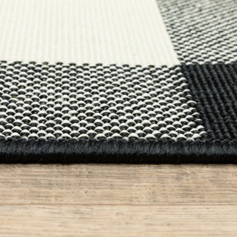 5' X 8' Black And Ivory Indoor Outdoor Area Rug Homeroots Outdoor