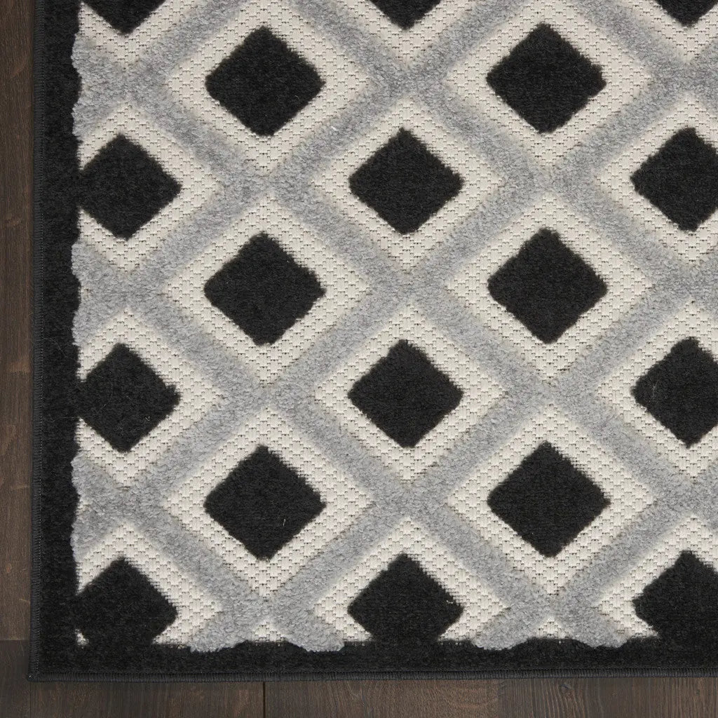 5' X 8' Black And White Geometric Indoor Outdoor Area Rug Homeroots Outdoor