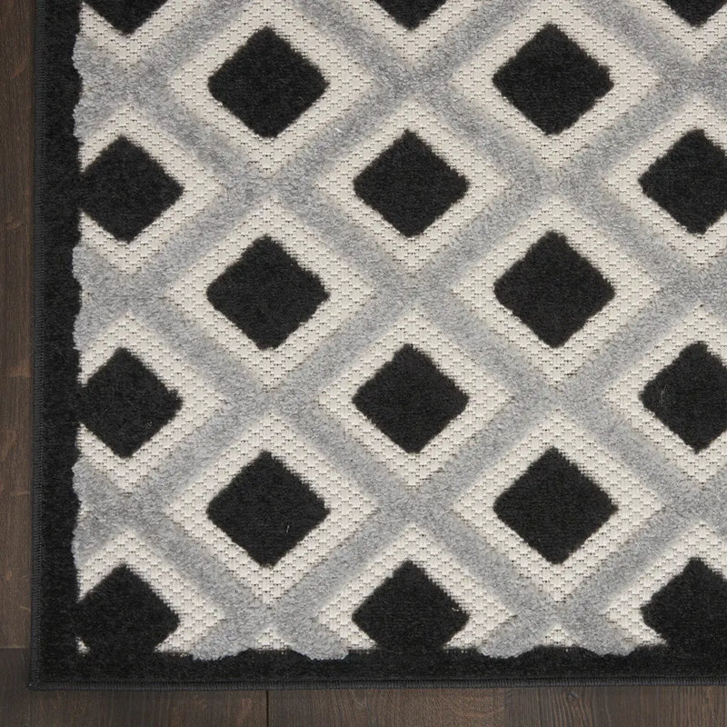 5' X 8' Black And White Geometric Indoor Outdoor Area Rug Homeroots Outdoor