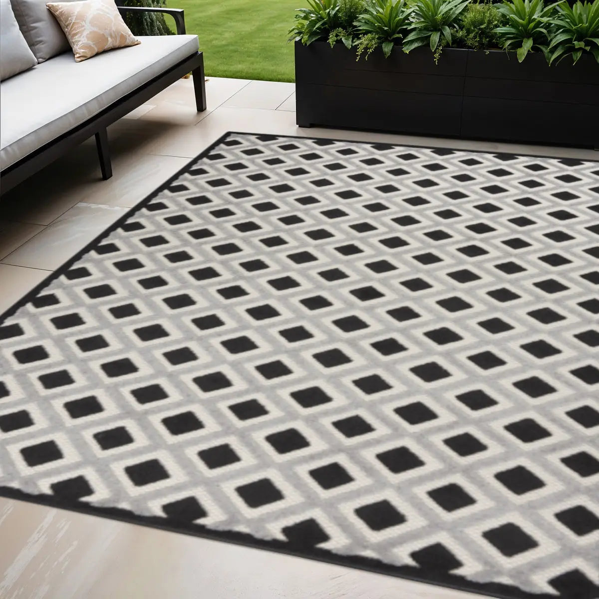 5' X 8' Black And White Geometric Indoor Outdoor Area Rug Homeroots Outdoor
