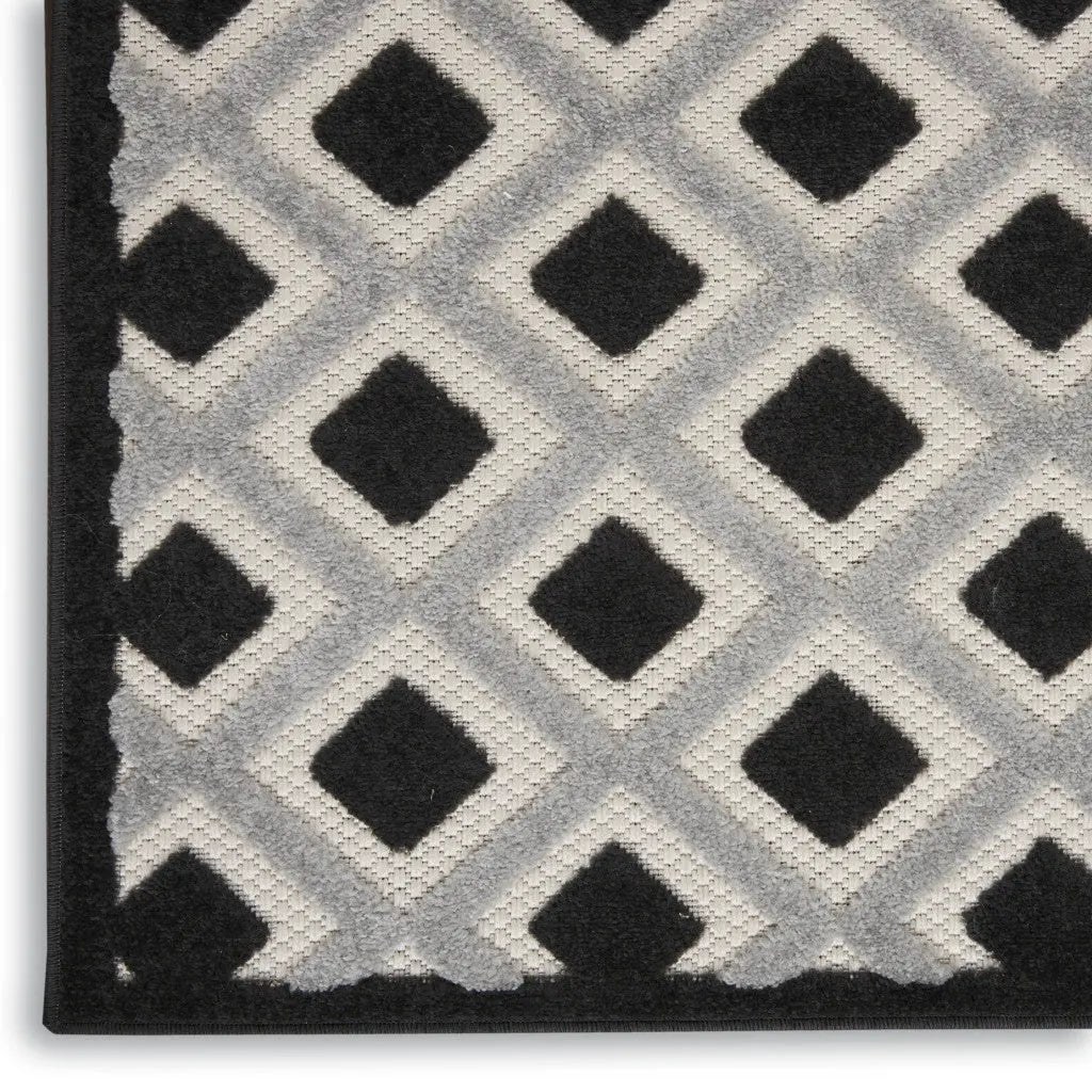 5' X 8' Black And White Geometric Indoor Outdoor Area Rug Homeroots Outdoor