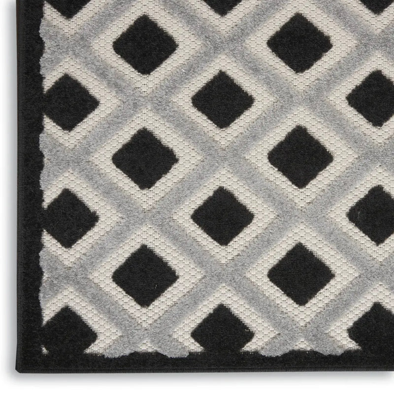 5' X 8' Black And White Geometric Indoor Outdoor Area Rug Homeroots Outdoor