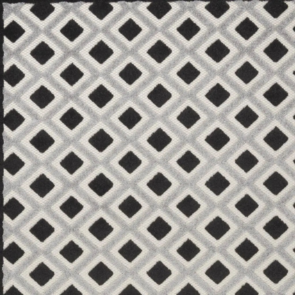 5' X 8' Black And White Indoor Outdoor Area Rug Homeroots Outdoor