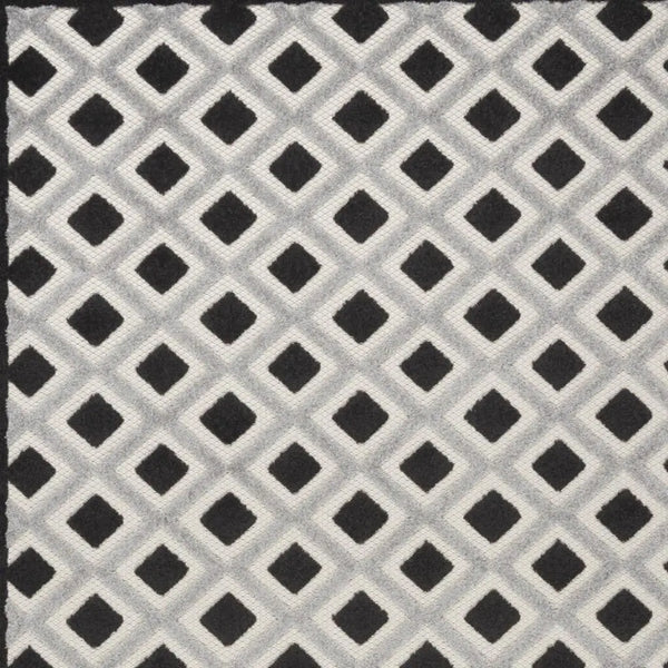 5' X 8' Black And White Indoor Outdoor Area Rug Homeroots Outdoor