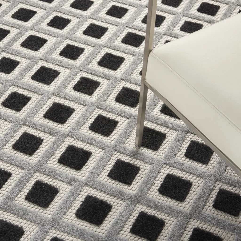 5' X 8' Black And White Indoor Outdoor Area Rug Homeroots Outdoor