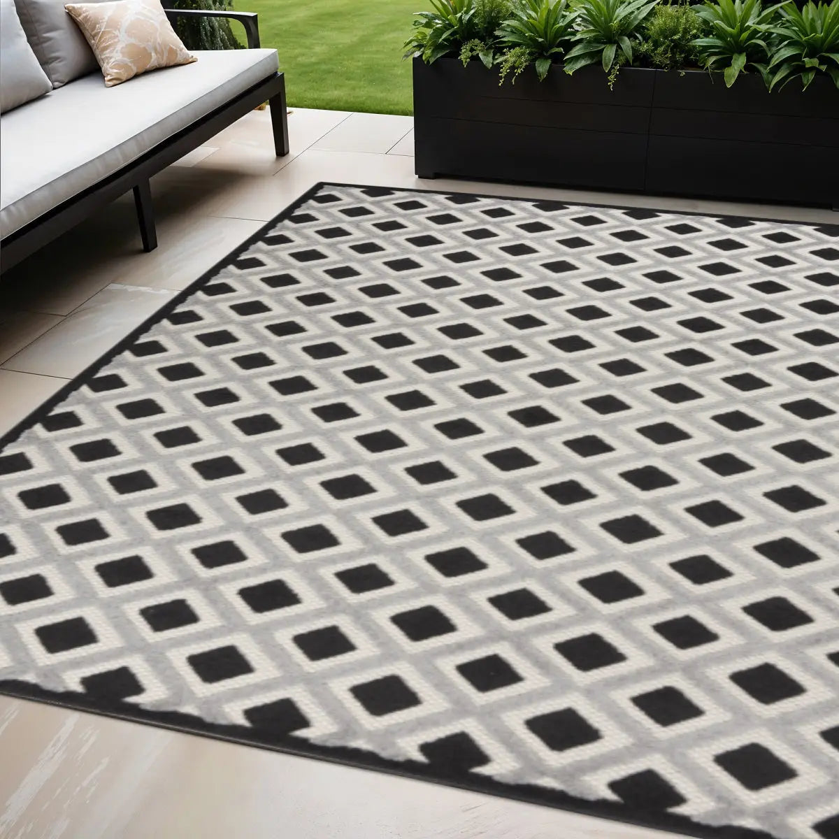 5' X 8' Black And White Indoor Outdoor Area Rug Homeroots Outdoor