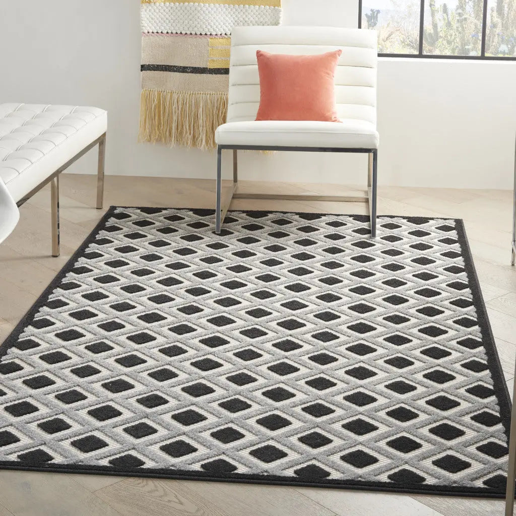 5' X 8' Black And White Indoor Outdoor Area Rug Homeroots Outdoor