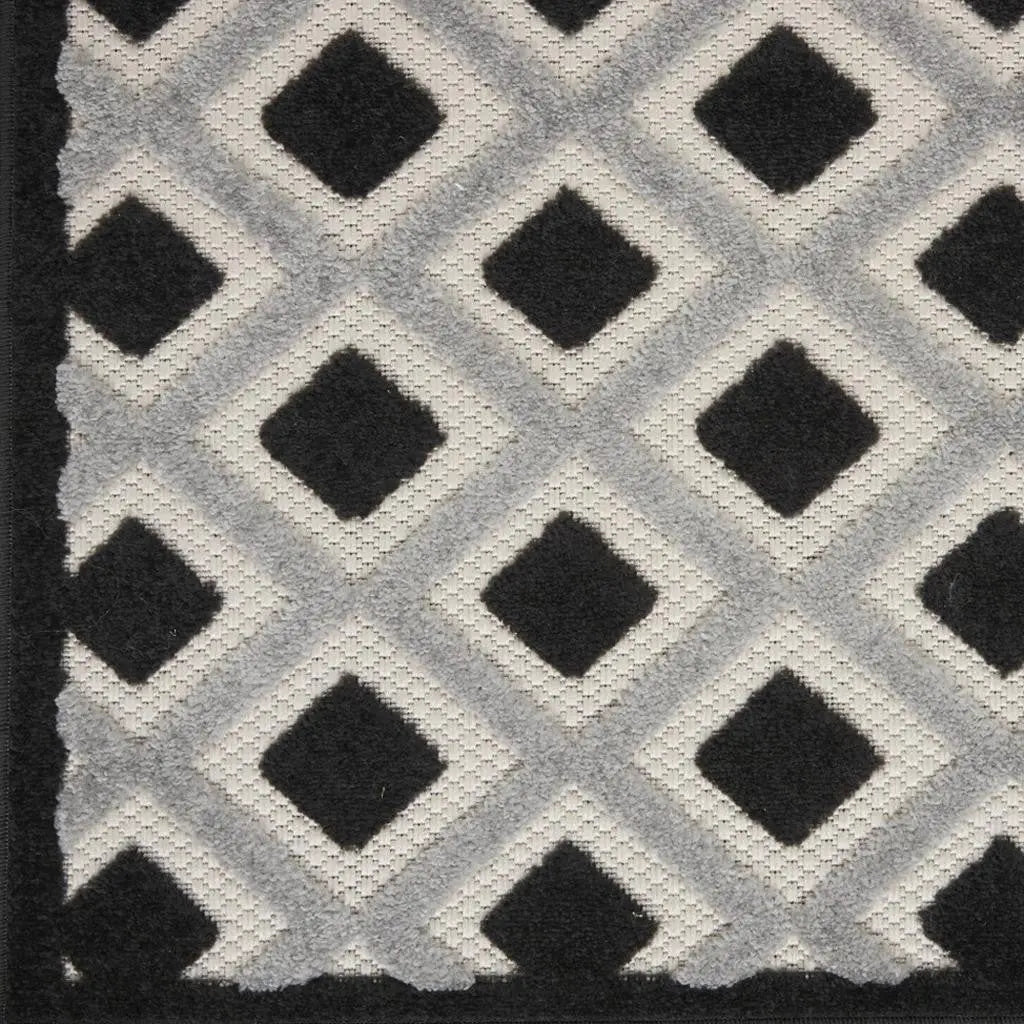 5' X 8' Black And White Indoor Outdoor Area Rug Homeroots Outdoor