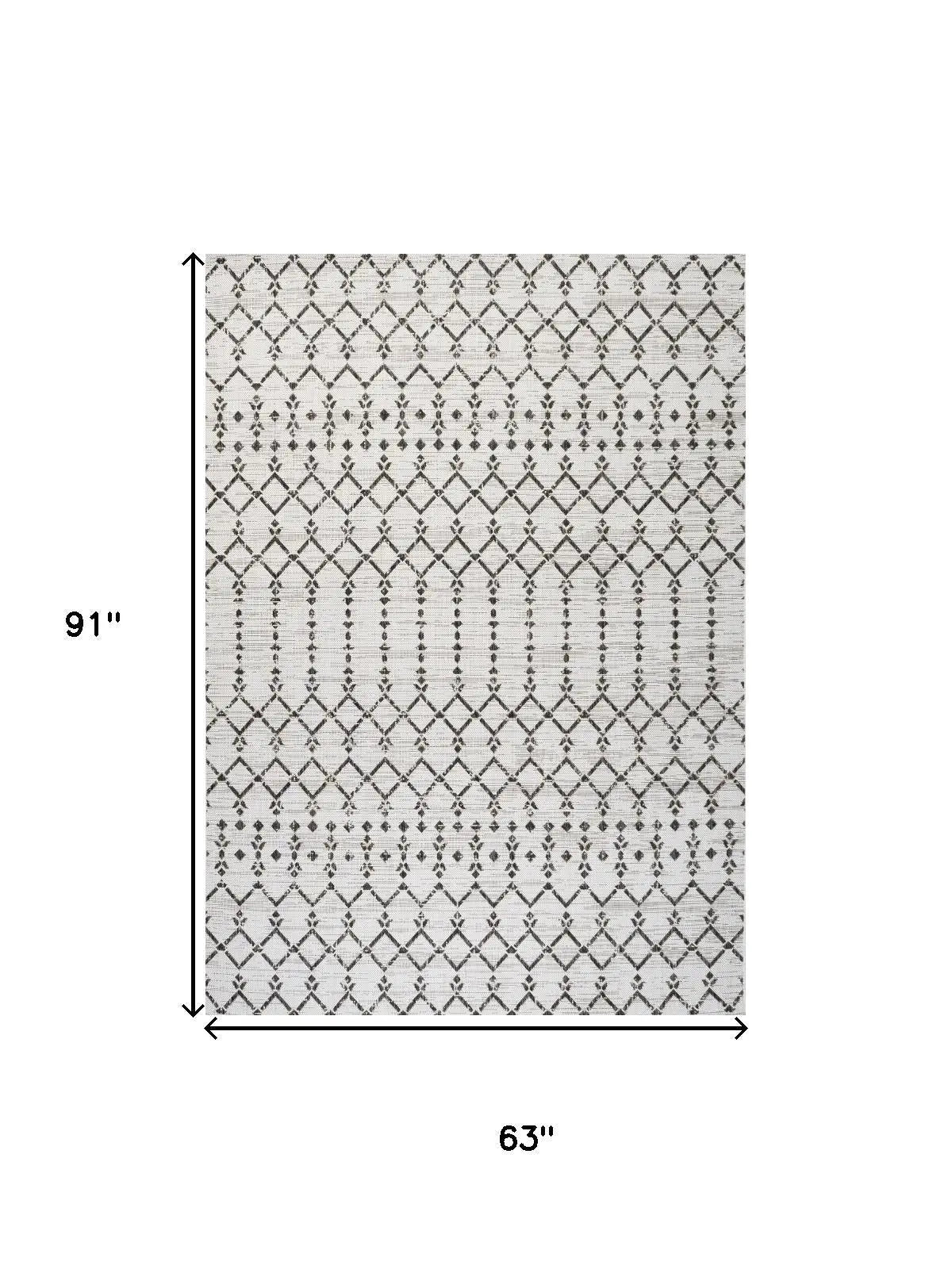 5' X 8' Cream And Black Trellis Indoor Outdoor Area Rug Homeroots Outdoor