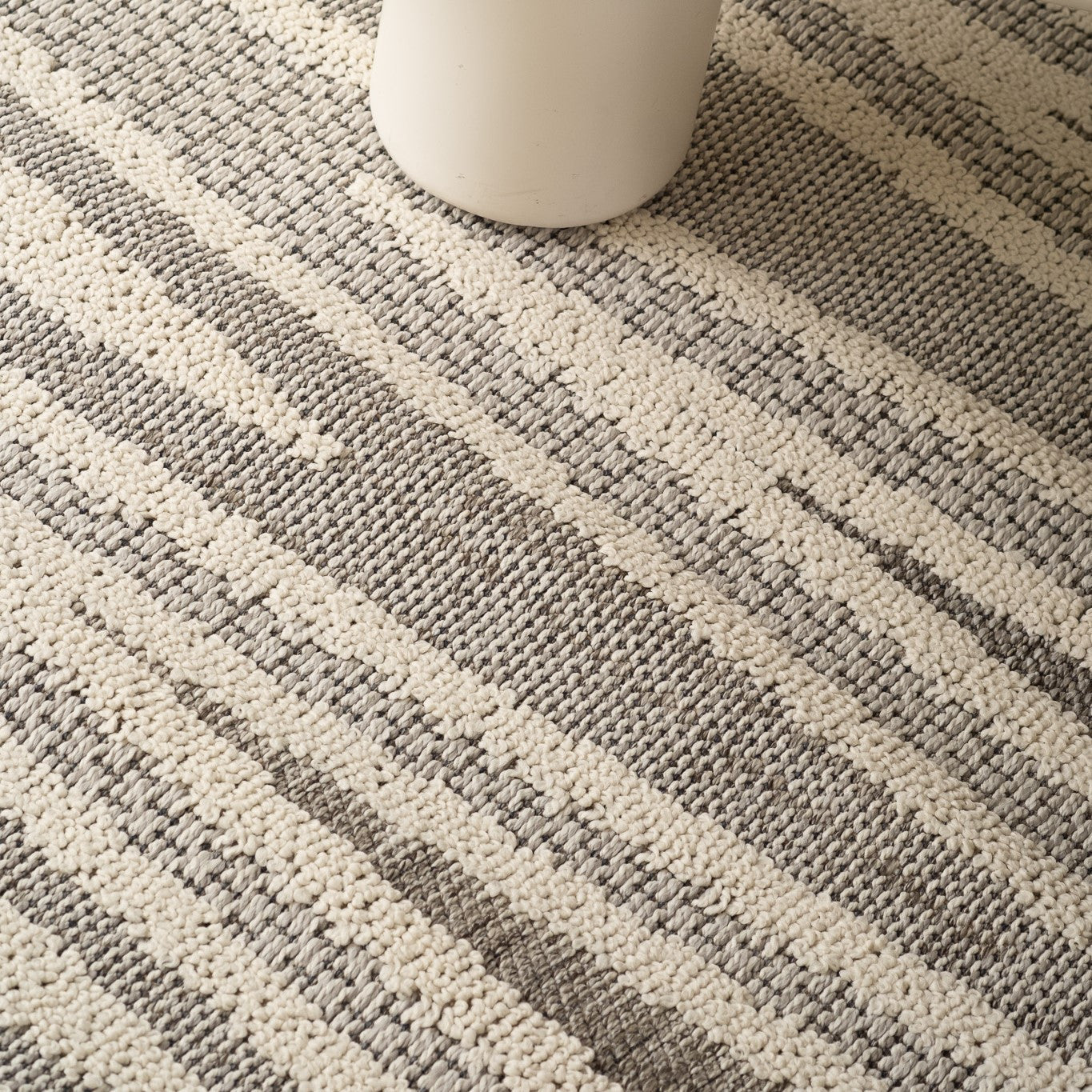 5' X 8' Gray And Beige Abstract Area Rug Homeroots Home Decor