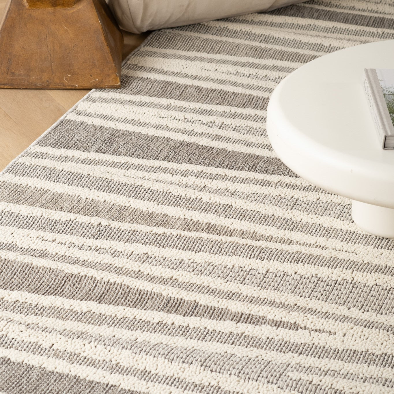 5' X 8' Gray And Beige Abstract Area Rug Homeroots Home Decor