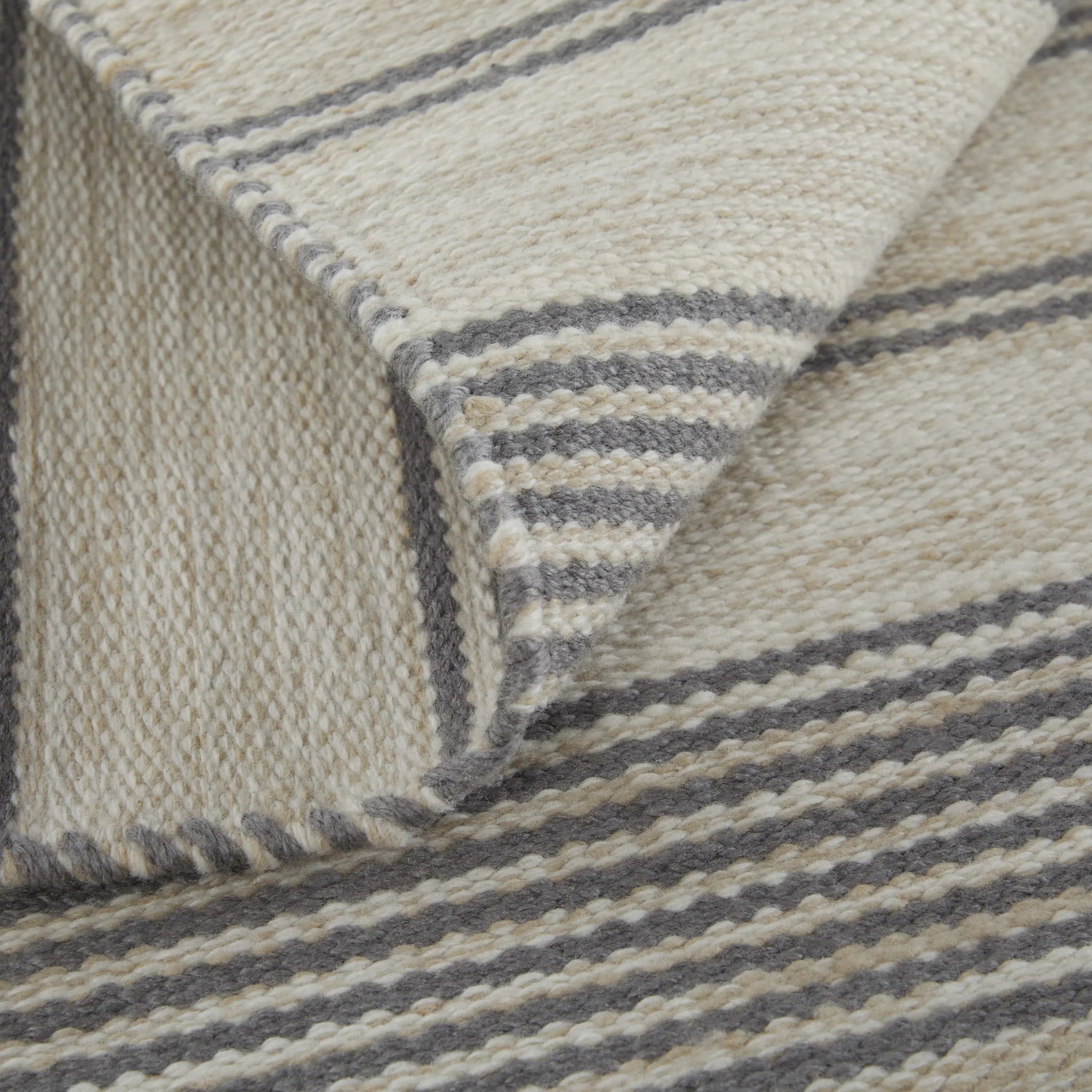 5' X 8' Gray And Ivory Striped Dhurrie Hand Woven Stain Resistant Area Rug Homeroots Outdoor