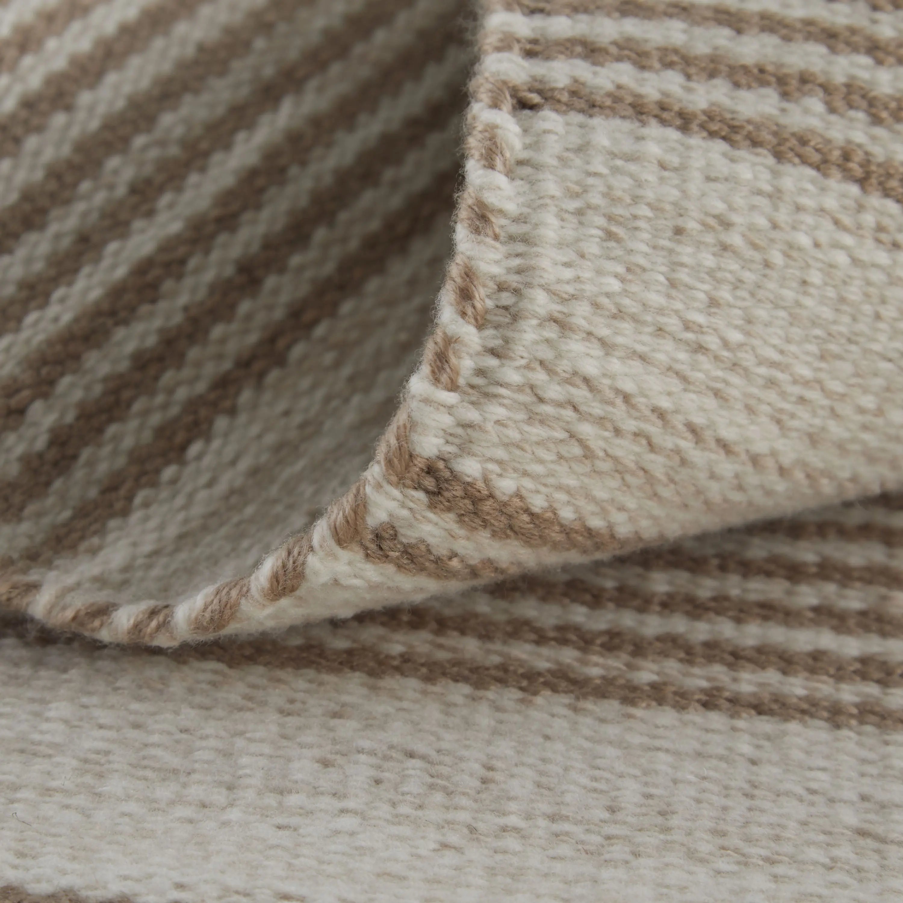 5' X 8' Ivory And Taupe Striped Hand Woven Area Rug Homeroots Outdoor