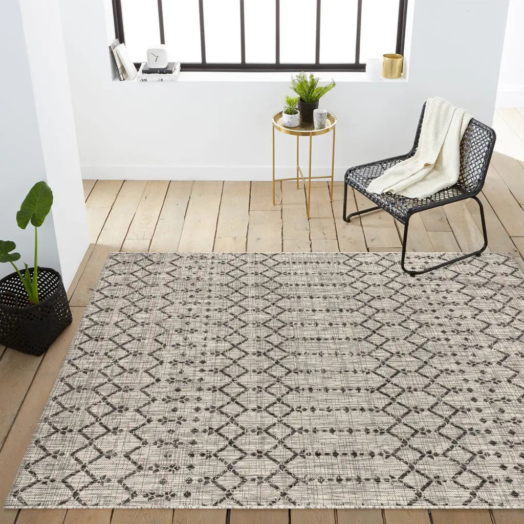 5' X 8' Light Gray And Black Trellis Indoor Outdoor Area Rug Homeroots Outdoor