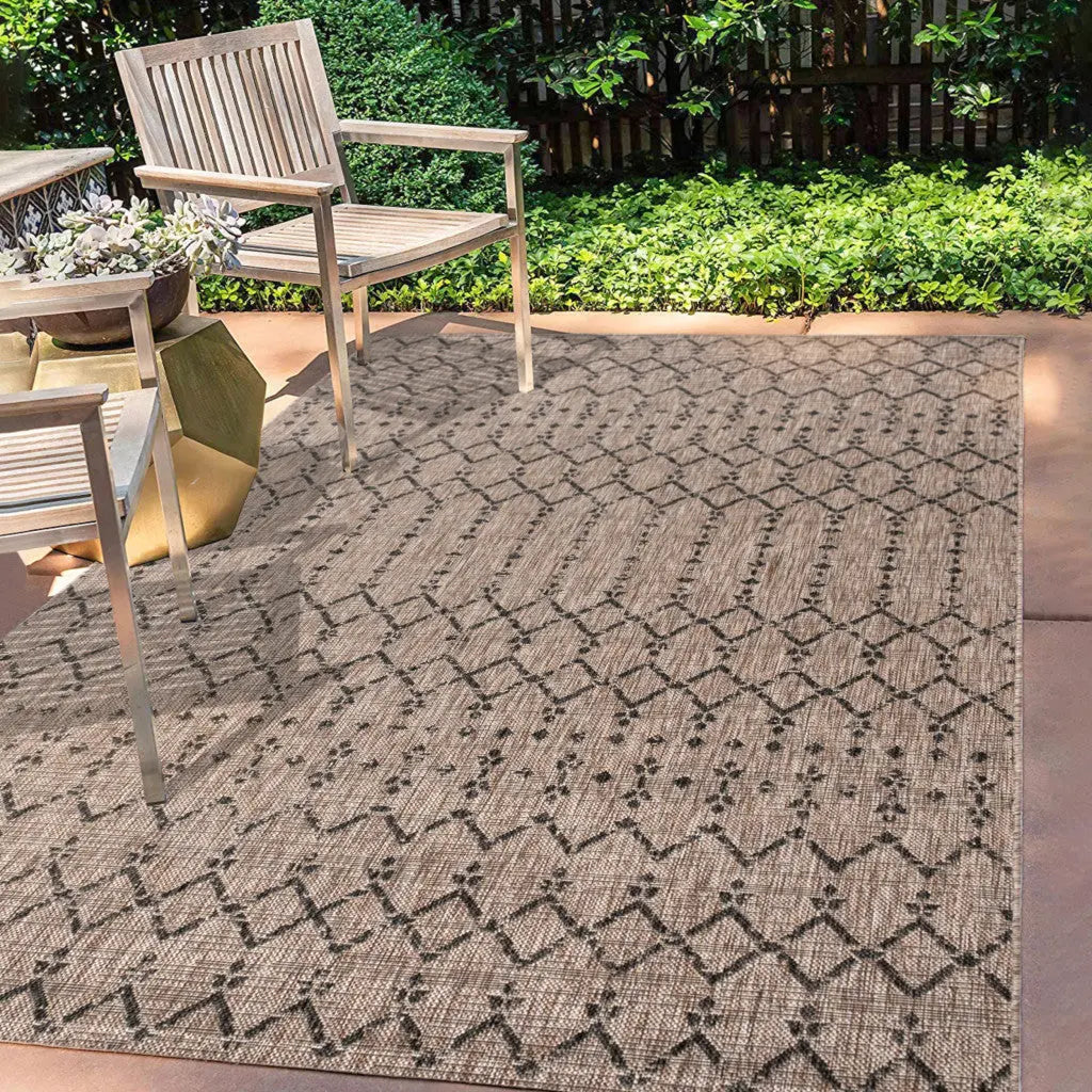 5' X 8' Natural And Black Trellis Indoor Outdoor Area Rug Homeroots Outdoor