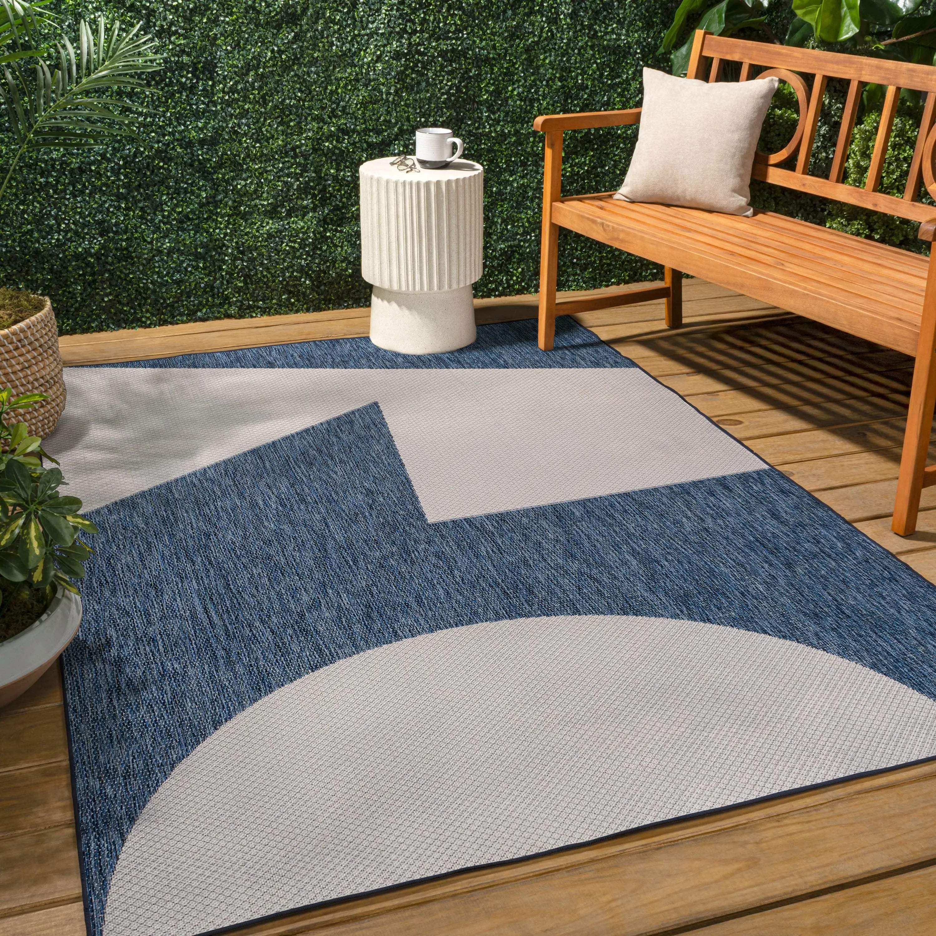 5' X 8' Navy Blue And Cream Geometric Indoor Outdoor Area Rug Homeroots Outdoor