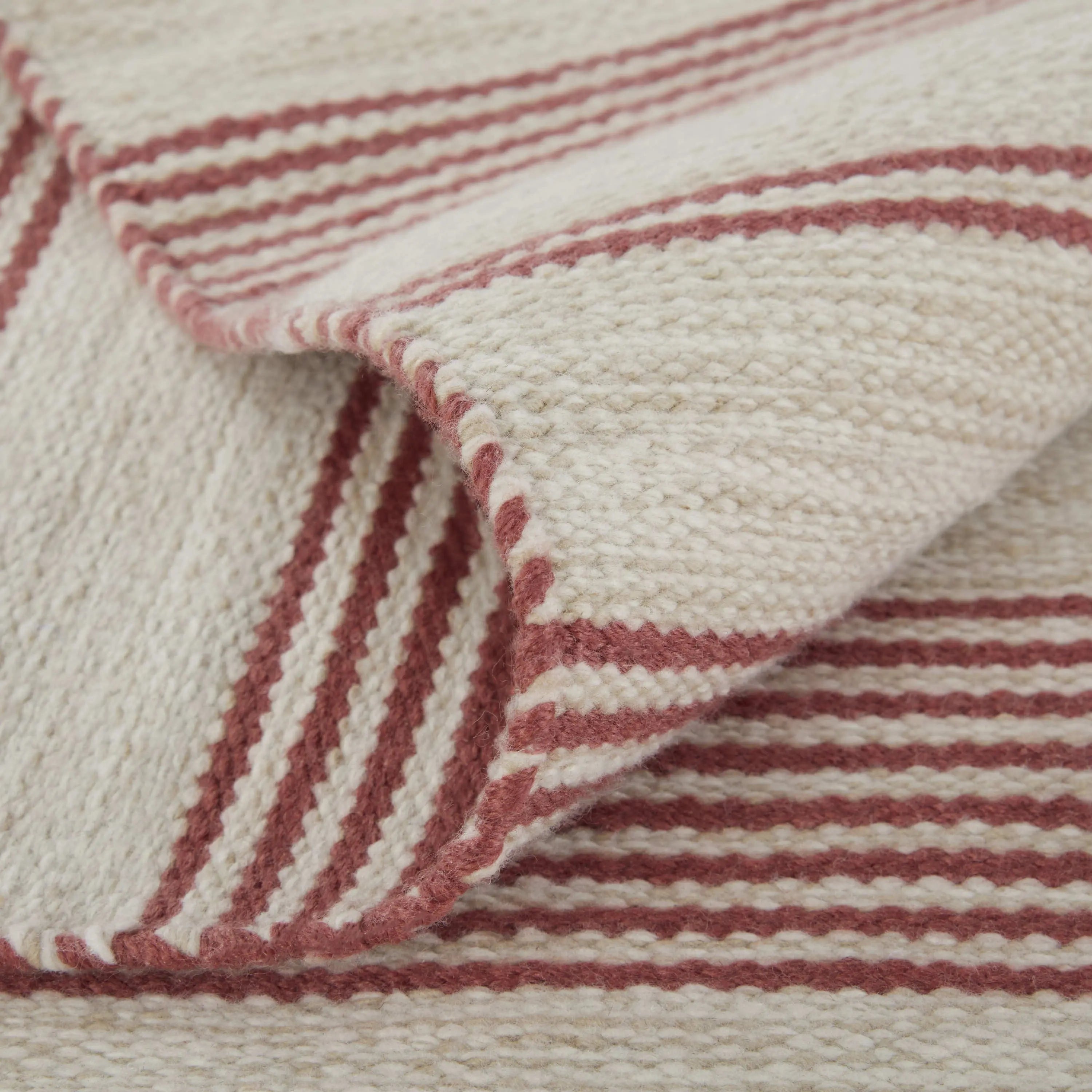 5' X 8' Red And Ivory Striped Dhurrie Hand Woven Stain Resistant Area Rug Homeroots Outdoor