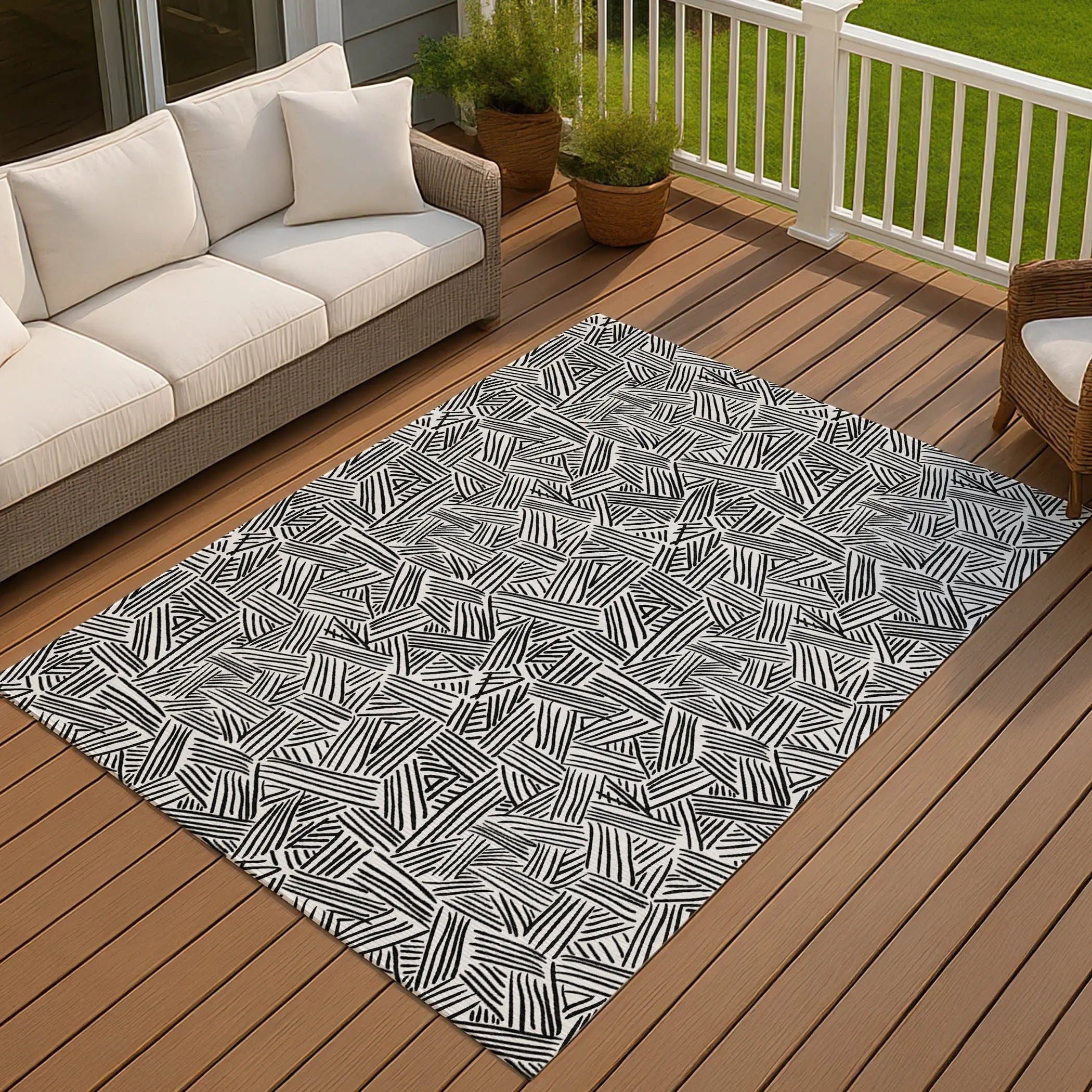 5' X 8' White And Beige Geometric Washable Indoor Outdoor Area Rug Homeroots Outdoor
