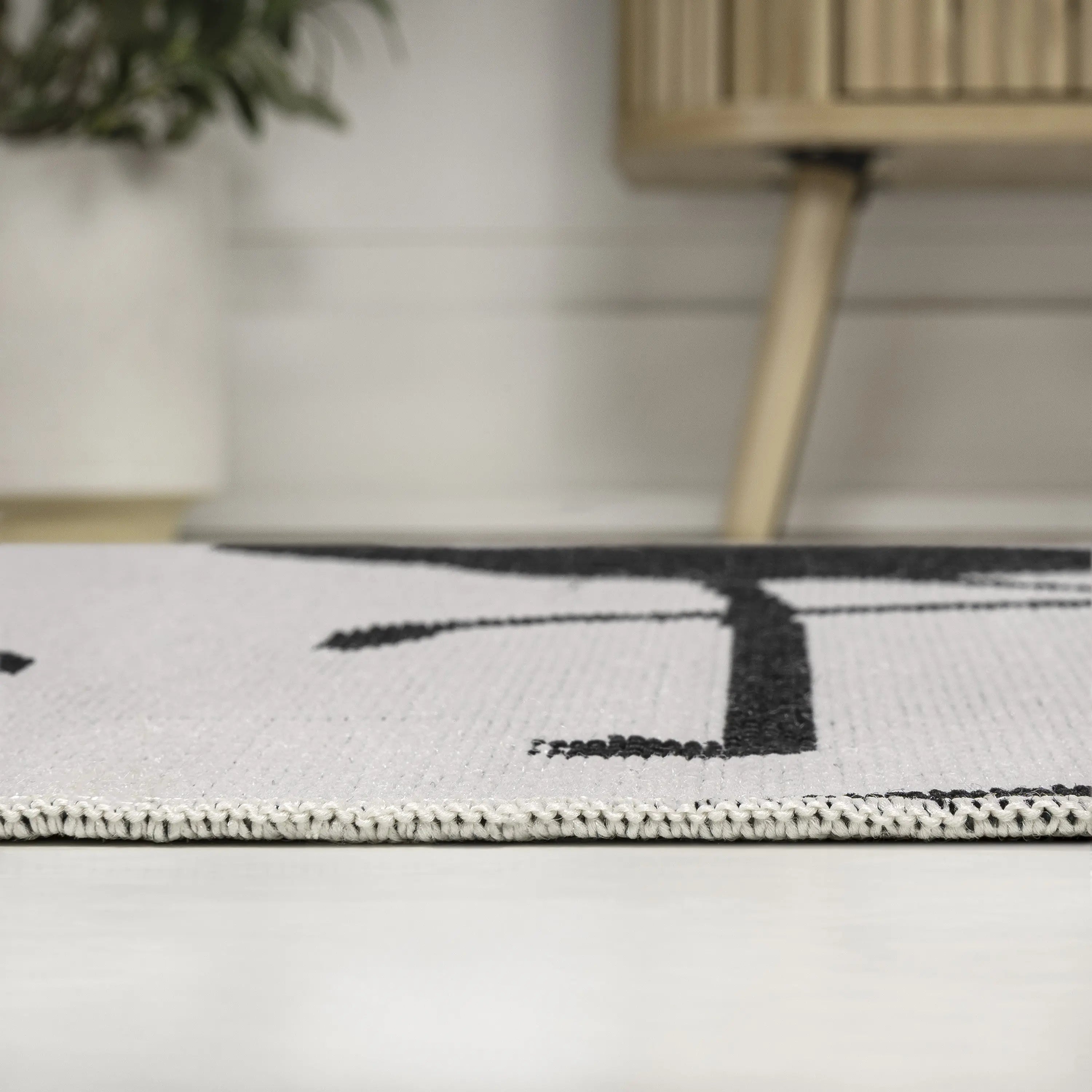 5' X 8' White And Black Animal Print Indoor Outdoor Area Rug Homeroots Outdoor