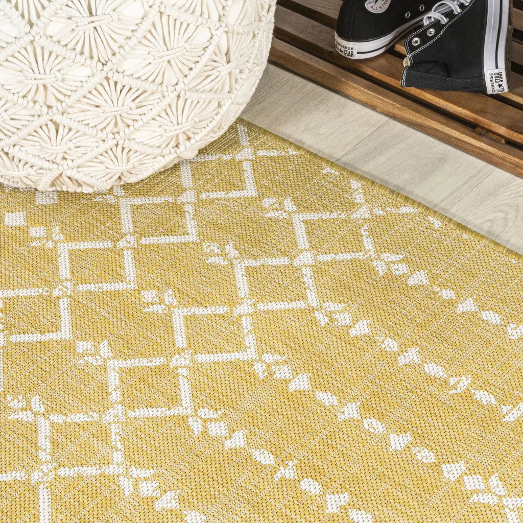 5' Yellow And Cream Round Trellis Indoor Outdoor Area Rug Homeroots Outdoor