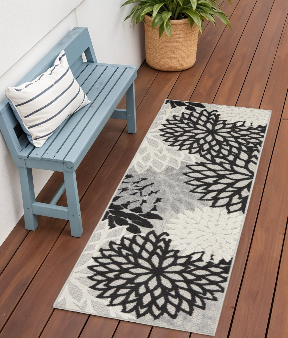 6' Black And White Indoor Outdoor Runner Rug - GreatEagleInc