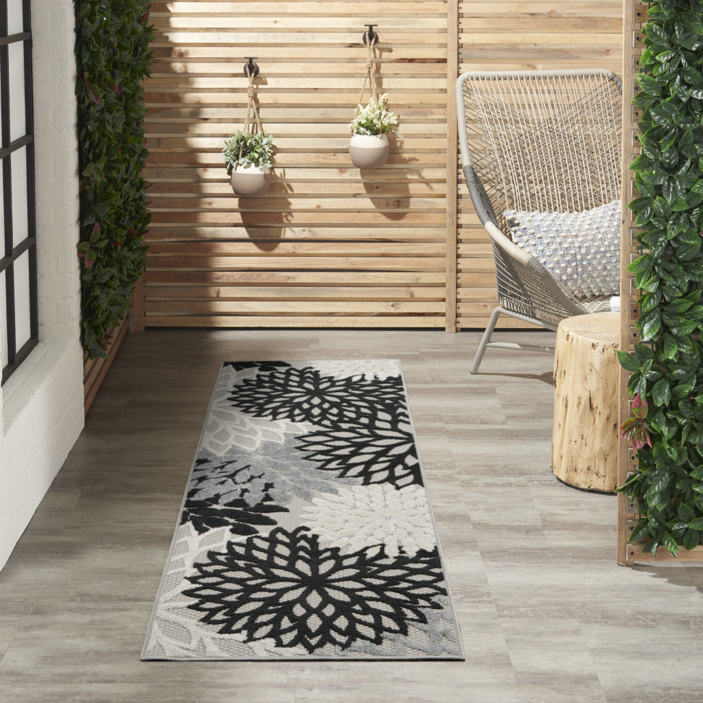 6' Black And White Indoor Outdoor Runner Rug - GreatEagleInc