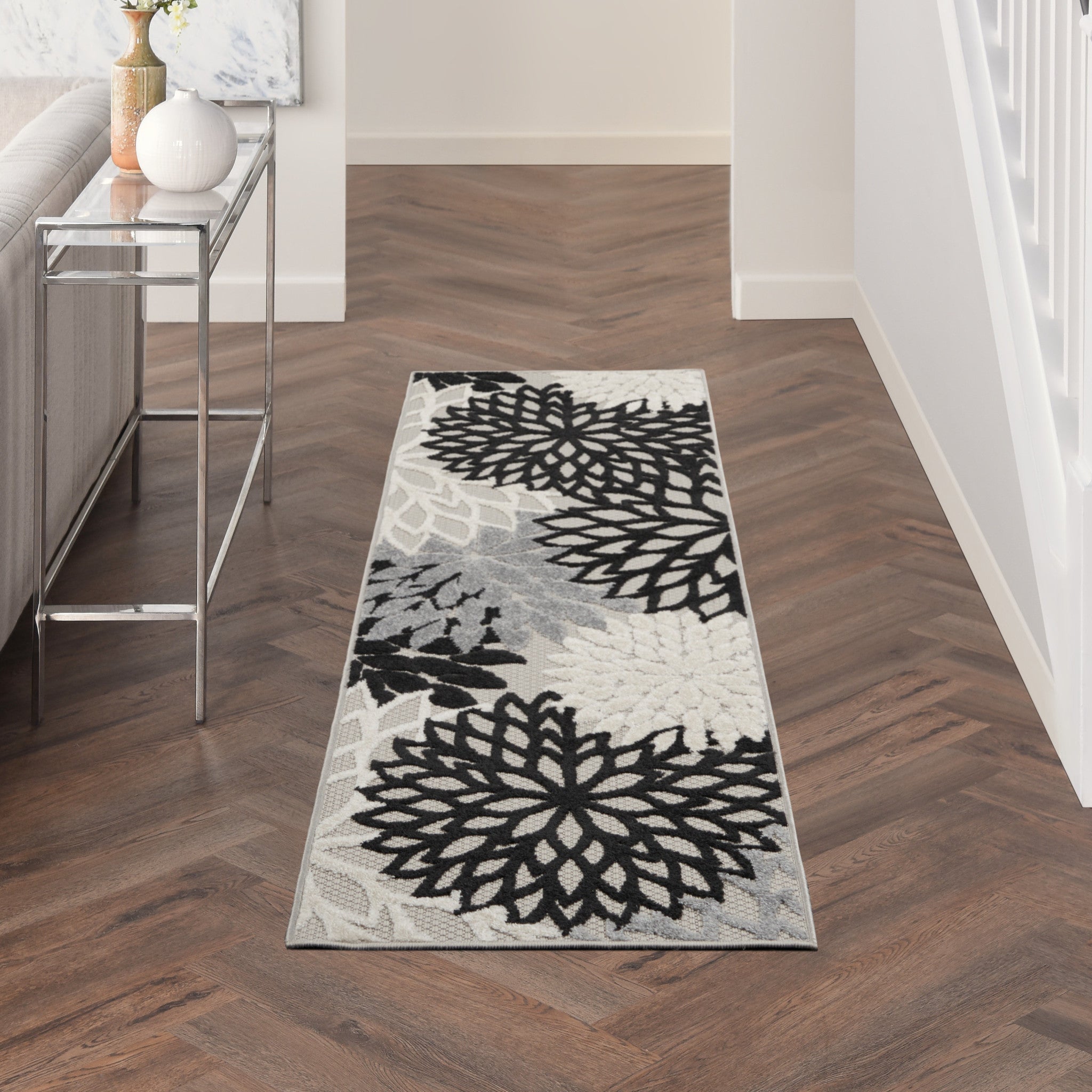 6' Black And White Indoor Outdoor Runner Rug - GreatEagleInc
