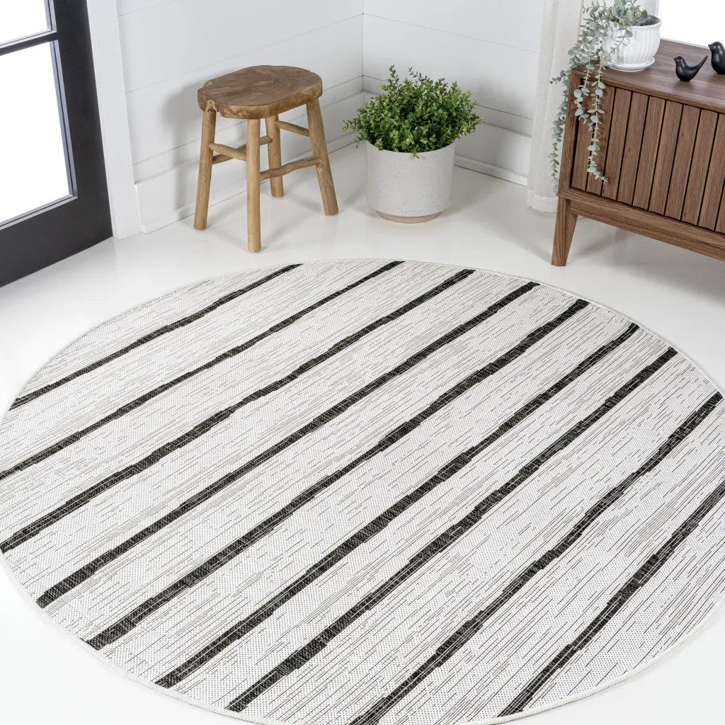6' Ivory And Black Round Striped Indoor Outdoor Area Rug Homeroots Outdoor