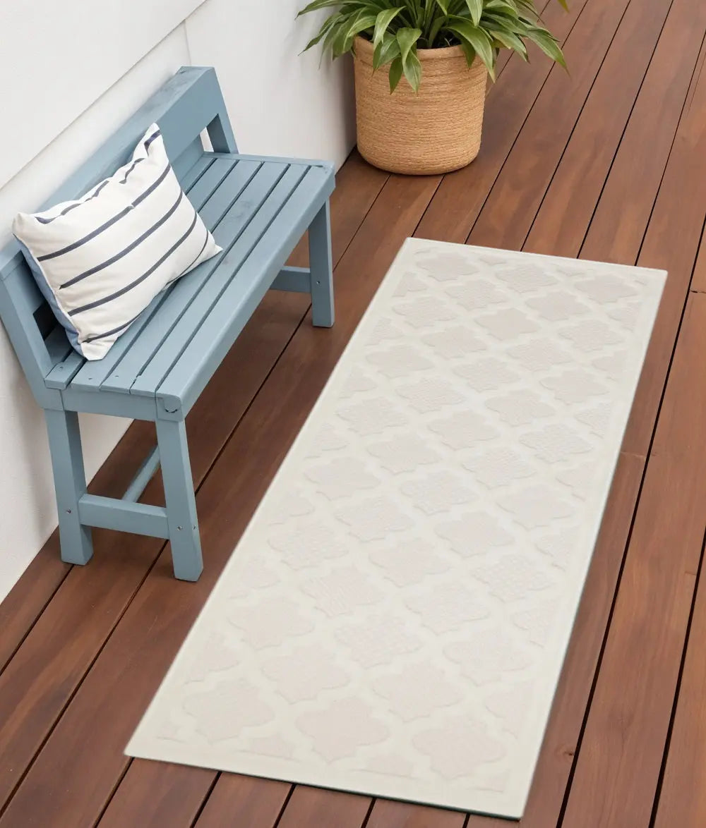 6' Ivory And White Geometric Indoor Outdoor Area Rug Homeroots Outdoor