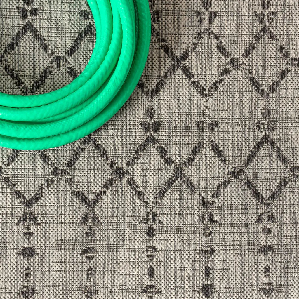 6' Light Gray And Black Square Trellis Indoor Outdoor Area Rug Homeroots Outdoor