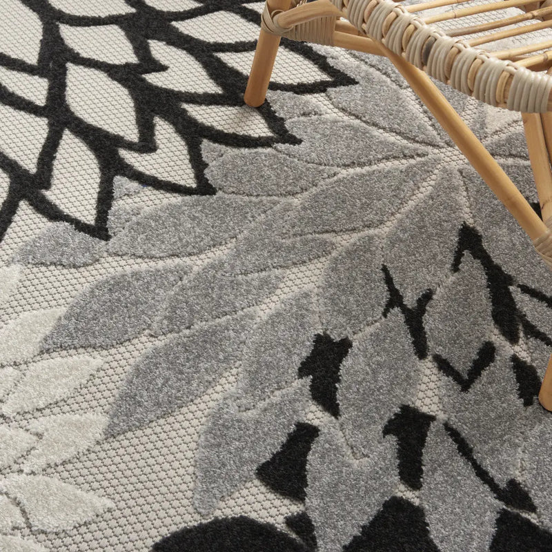 6' X 9' Black And White Floral Indoor Outdoor Area Rug Homeroots Outdoor