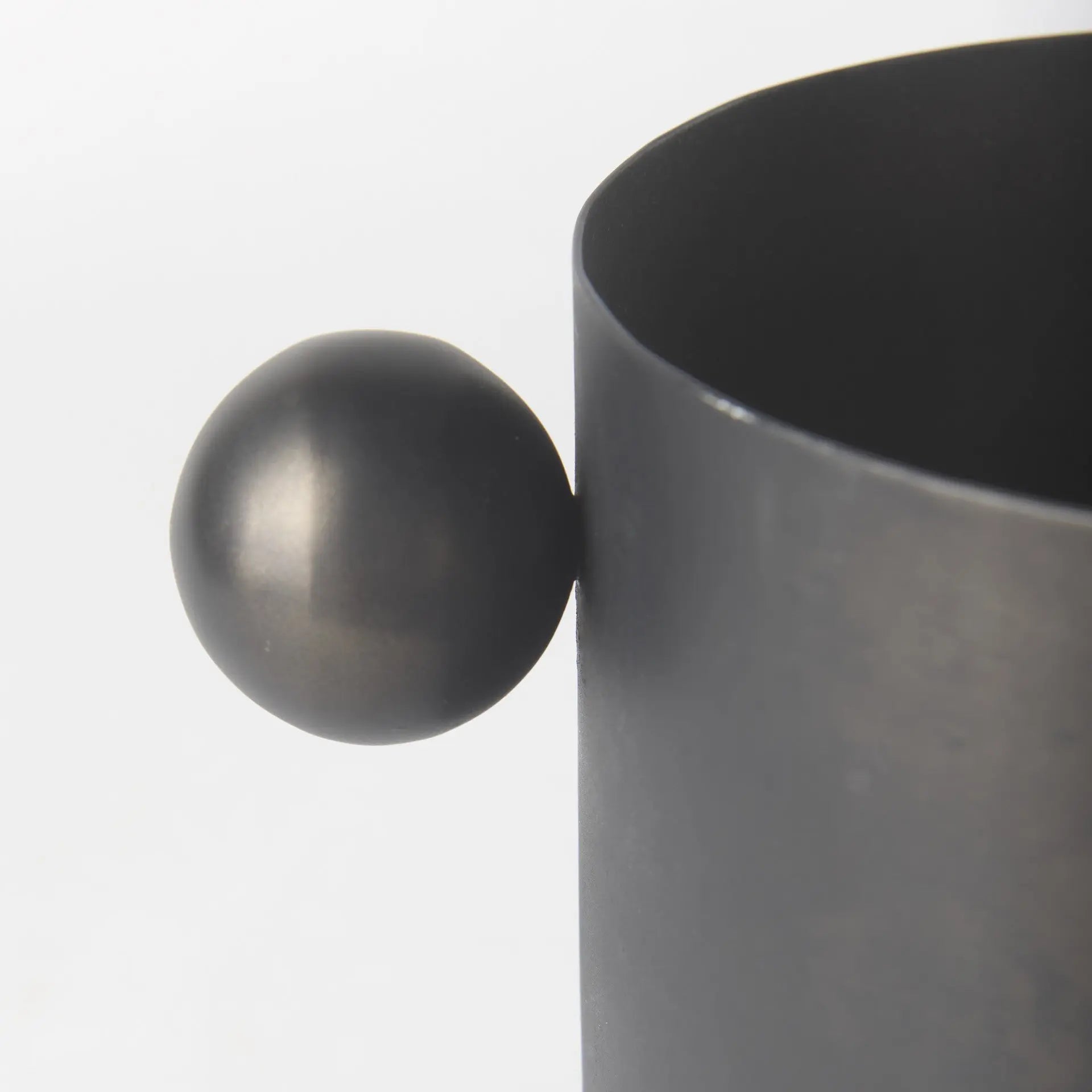 7" Black Metal Round Table Vase Homeroots Home Decor