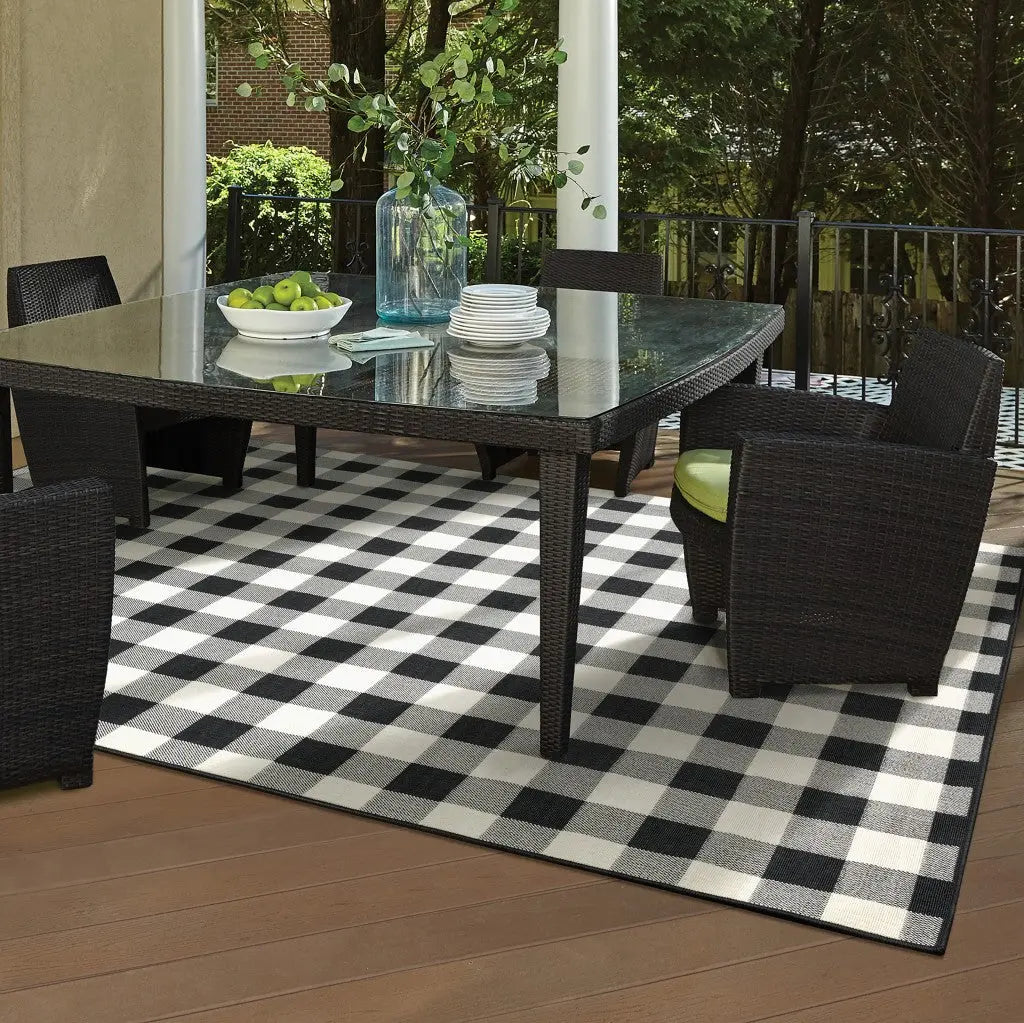 7' X 10' Black And Ivory Indoor Outdoor Area Rug Homeroots Outdoor