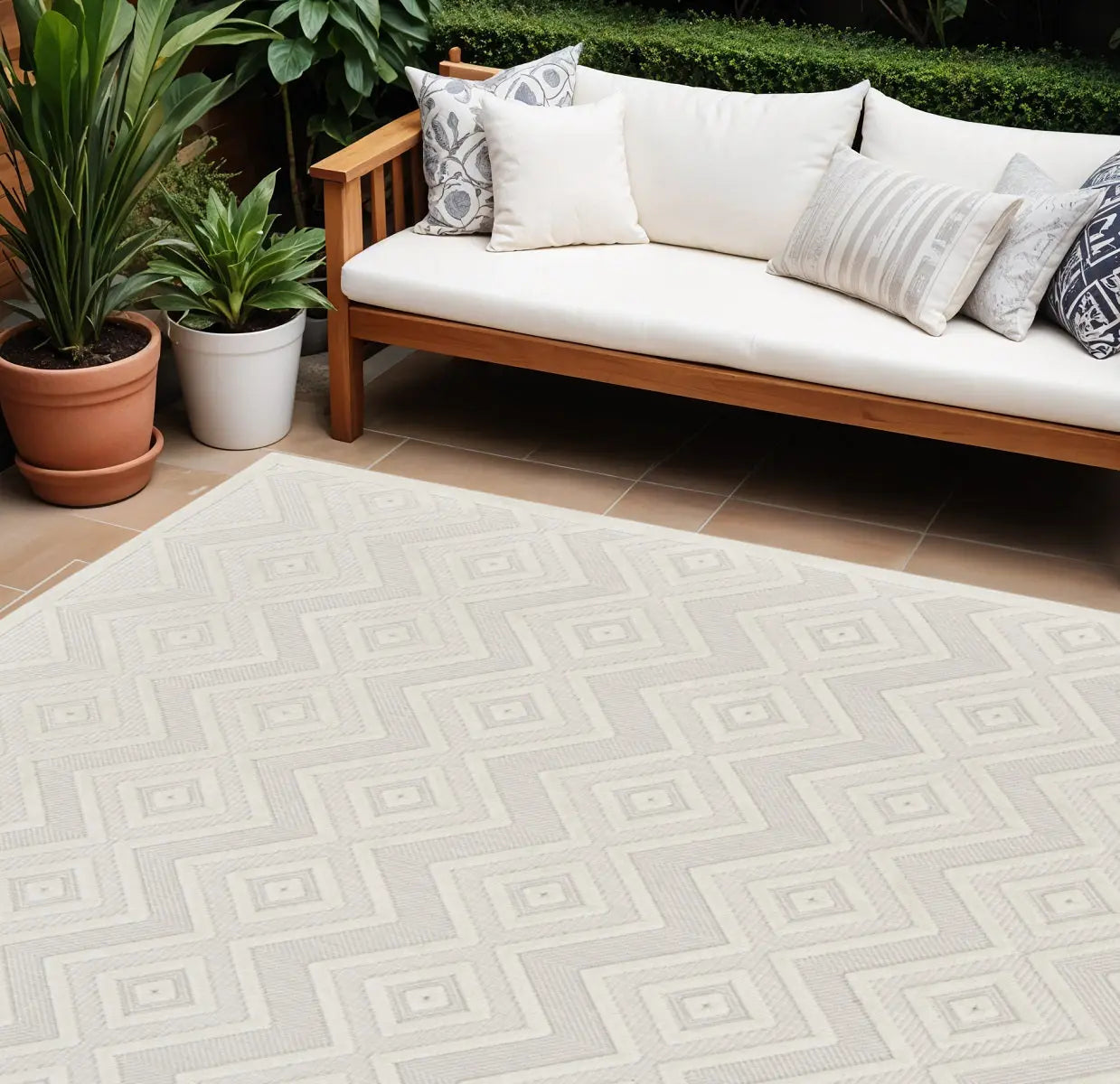 7' X 10' Ivory And White Indoor Outdoor Area Rug Homeroots Outdoor