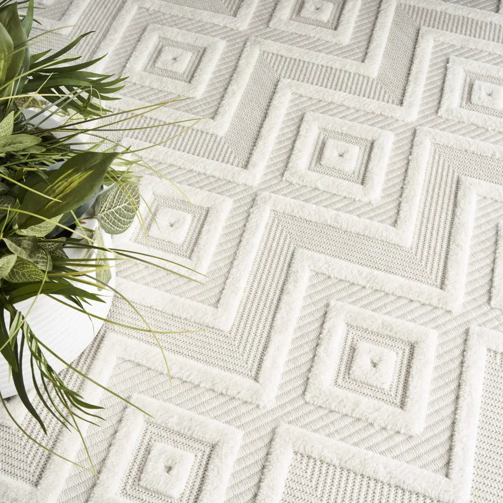 7' X 10' Ivory And White Indoor Outdoor Area Rug Homeroots Outdoor