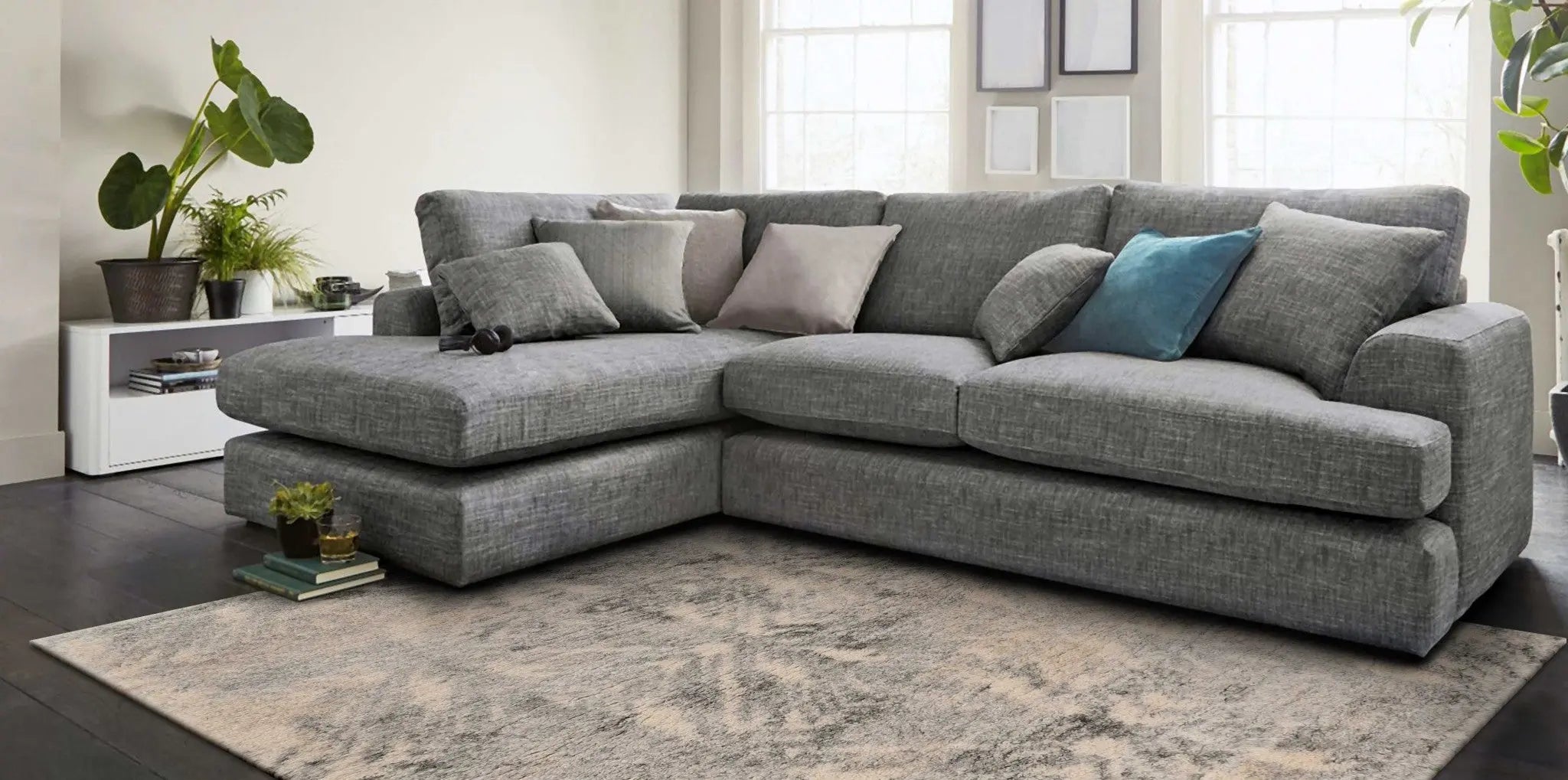 7' X 9' Gray And Ivory Diamond Area Rug Homeroots Home Decor