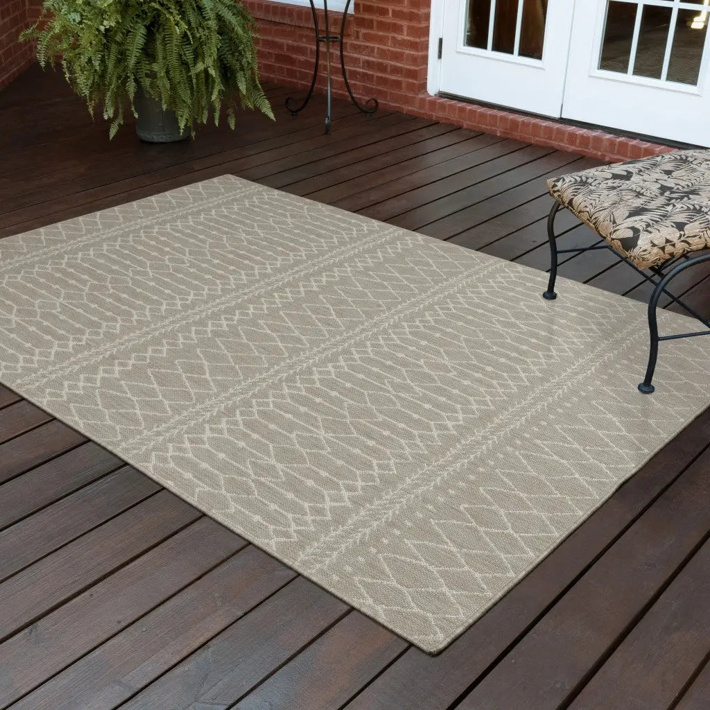 7' X 9' Gray And Ivory Geometric Indoor Outdoor Area Rug Homeroots Outdoor