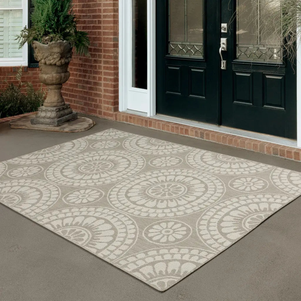 7' X 9' Gray and Ivory Geometric Stain Resistant Indoor Outdoor Area Rug Homeroots Outdoor