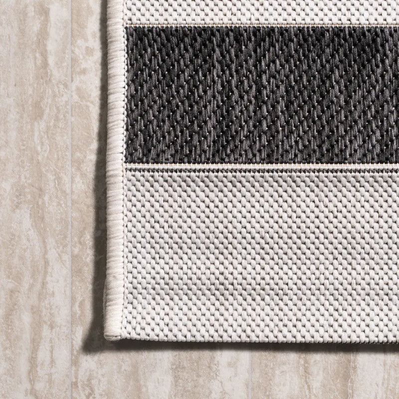 8' Black And Cream Round Striped Indoor Outdoor Area Rug Homeroots Outdoor