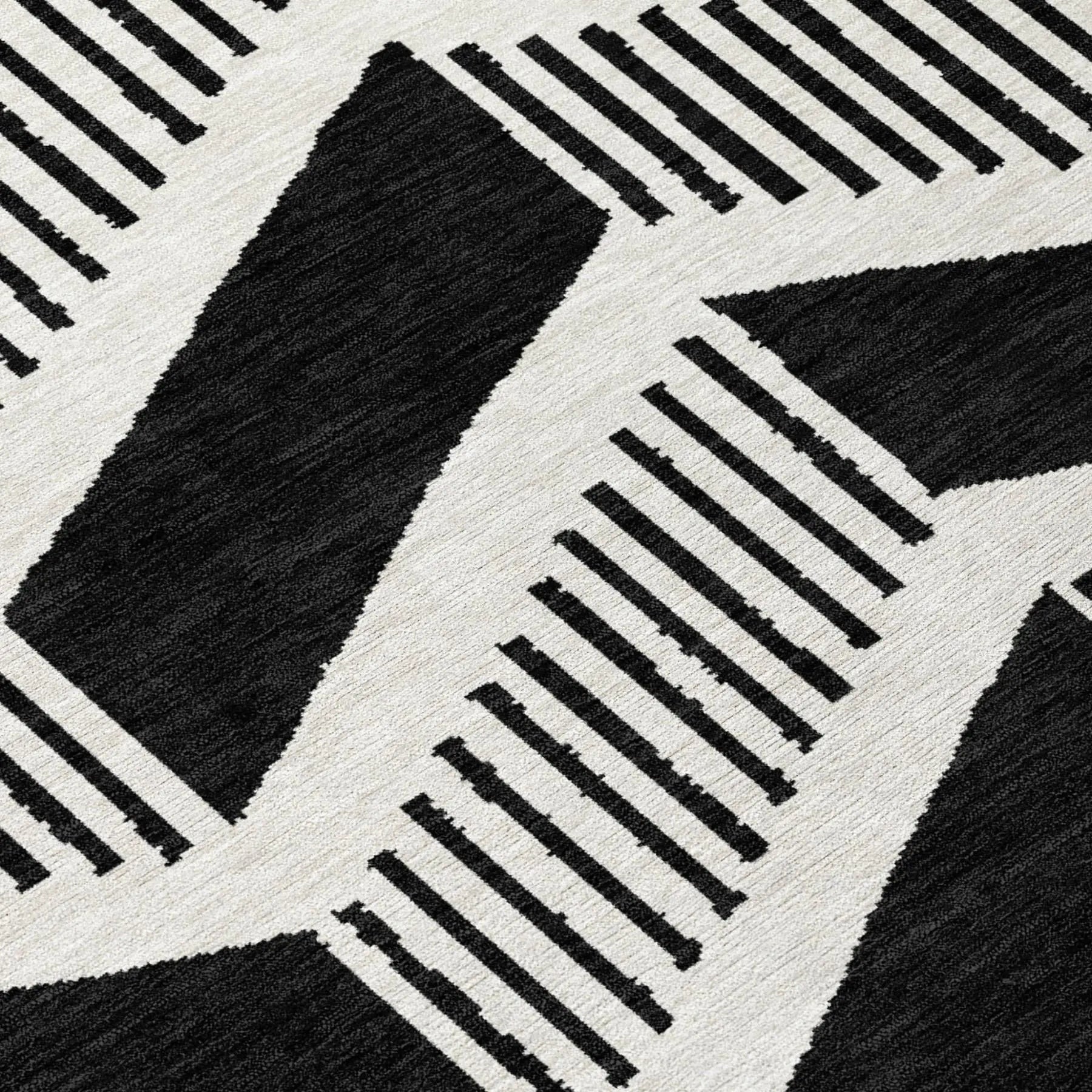 8' Black And Ivory Round Geometric Washable Indoor Outdoor Area Rug Homeroots Outdoor
