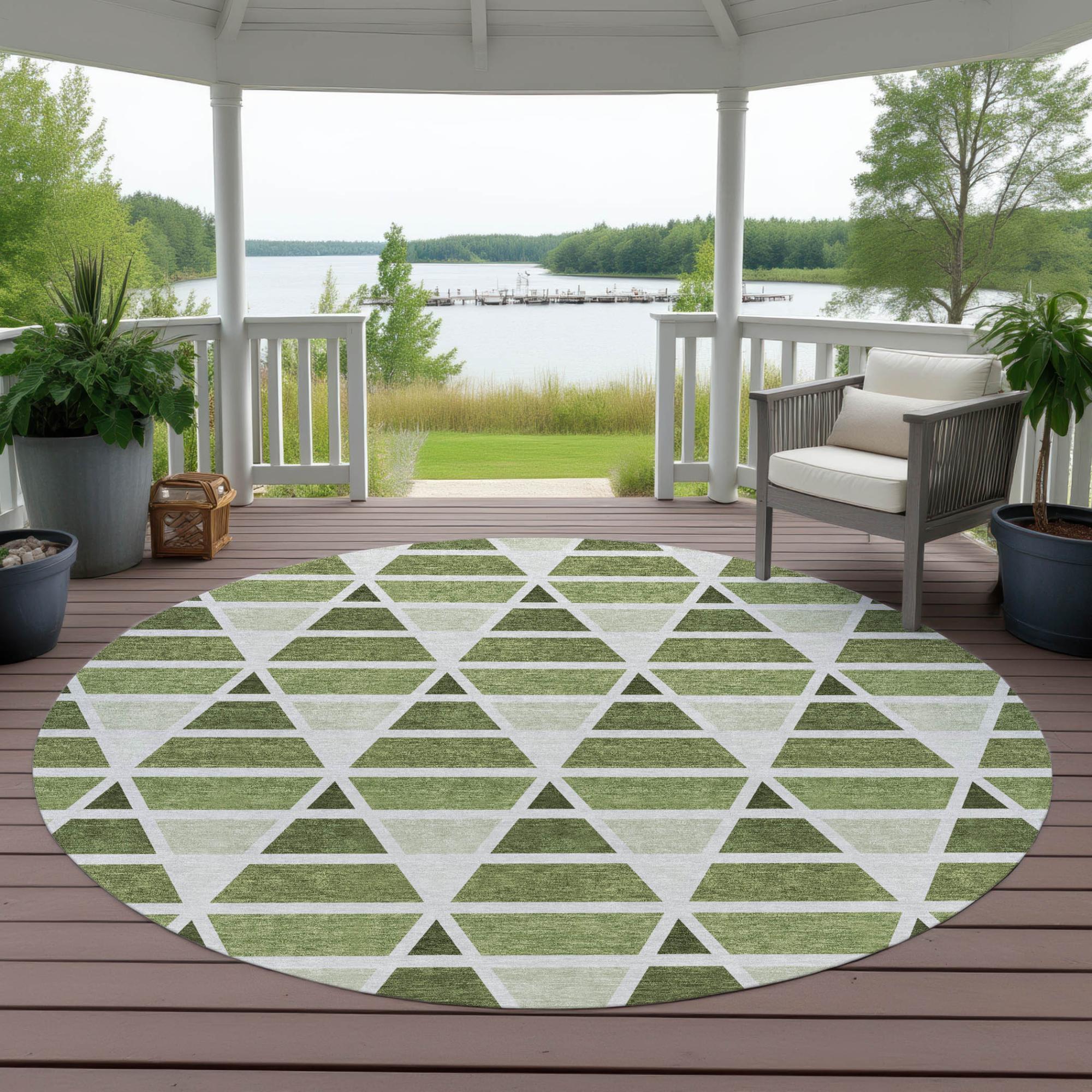 8' Fern Green And Green Round Geometric Washable Indoor Outdoor Area Rug Homeroots Outdoor