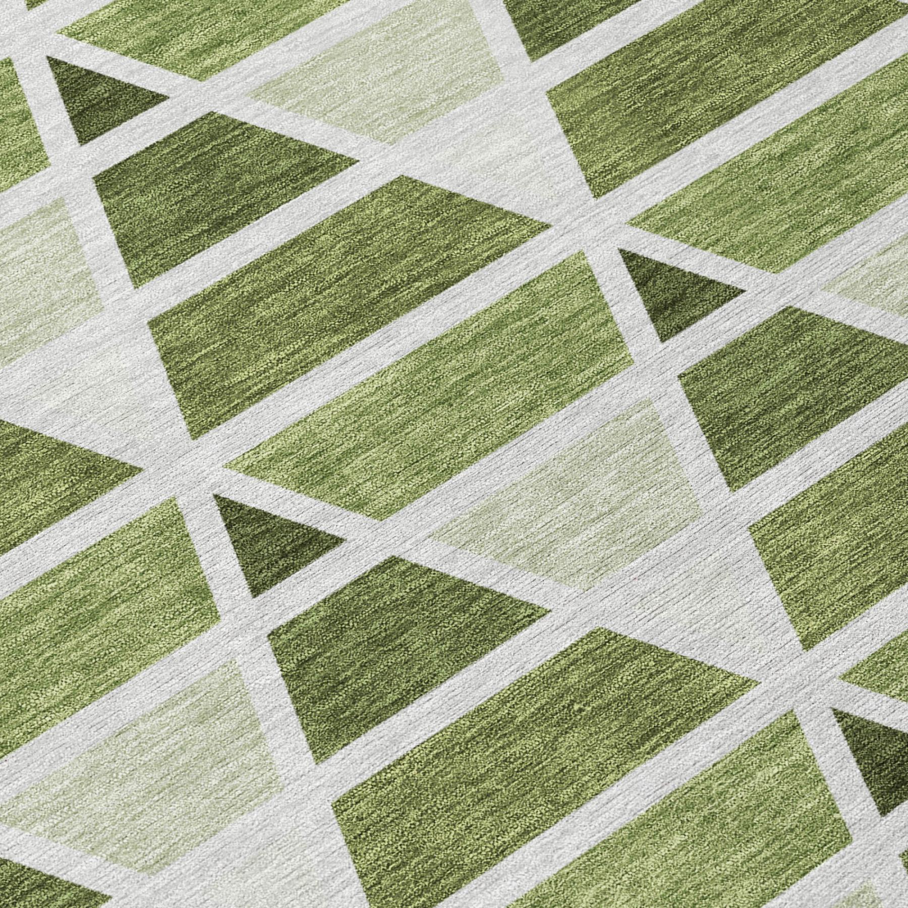 8' Fern Green And Green Round Geometric Washable Indoor Outdoor Area Rug Homeroots Outdoor